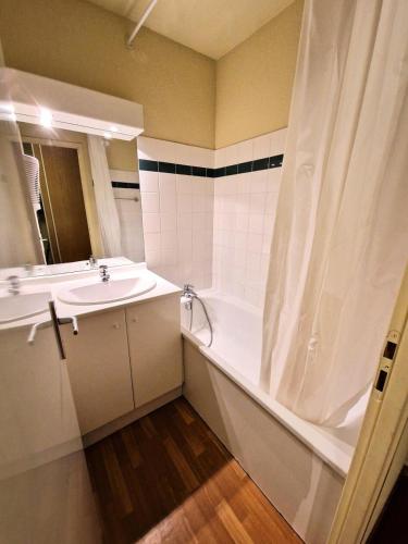 Photo de la galerie de l'établissement Chalets Du Thabor - 2 pièces 4 personnes pied piste MAE-5474, à Modane