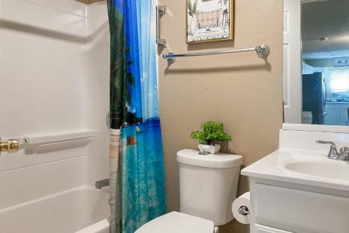 Ένα μπάνιο στο Jocelyn Manor Unit 74