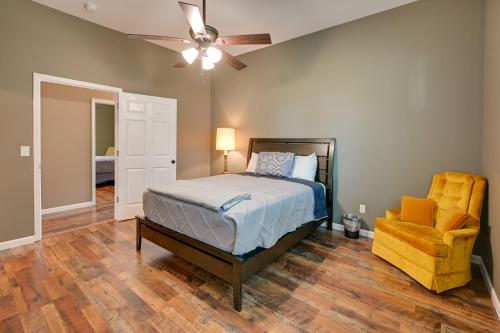 una camera con letto, sedia e ventilatore a soffitto di Hopkinsville Home Walk to Downtown! a Hopkinsville