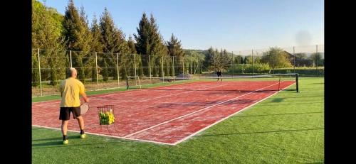 Εγκαταστάσεις για τένις ή/και σκουός στο Маєток на Озерах ή εκεί κοντά