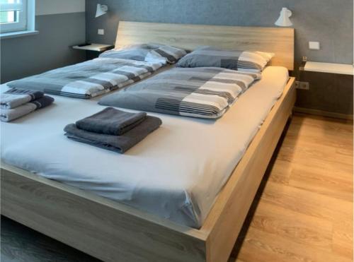 Postel nebo postele na pokoji v ubytování Ferienwohnung Ostseeblick am Breitling Whg 1