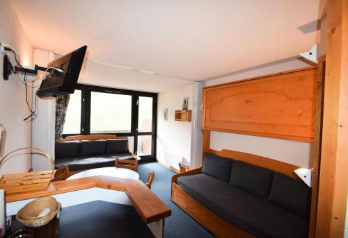 un salon avec un canapé et une télévision dans l'établissement Résidence Aime 2000 - Studio 3/4 pers. Partie Étoile - PLAGNE AIME 2000 MAE-5884, à La Plagne Tarentaise