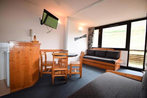 un salon avec un canapé, une table et une télévision dans l'établissement Résidence Aime 2000 - Studio 3/4 pers. Partie Étoile - PLAGNE AIME 2000 MAE-5884, à La Plagne Tarentaise