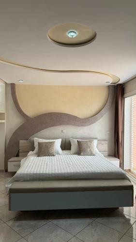 a bedroom with a large bed with a circular ceiling at Beau Duplex à Imi ouaddar in Agadir nʼ Aït Sa