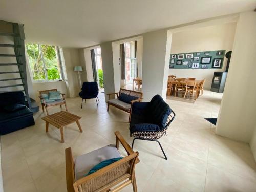 un salon avec des canapés, des chaises et une table dans l'établissement l'école du bonheur, à Saint-Mathurin