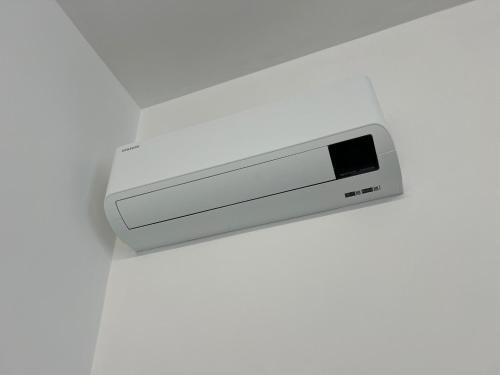 un forno a microonde bianco su una parete bianca di Gabriellihome a Pescara