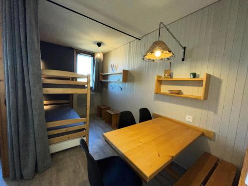 Cette chambre comprend une table et des lits superposés. dans l'établissement Résidence Squaw Valley - Studio pour 4 Personnes 991, à Aime La Plagne