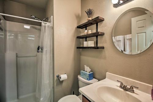 Un baño con ducha, lavabo y espejo. en The Farm House on Mount Tom, en Harrisburg