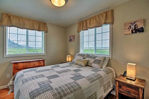 Un dormitorio con una cama y dos ventanas. en The Farm House on Mount Tom, en Harrisburg