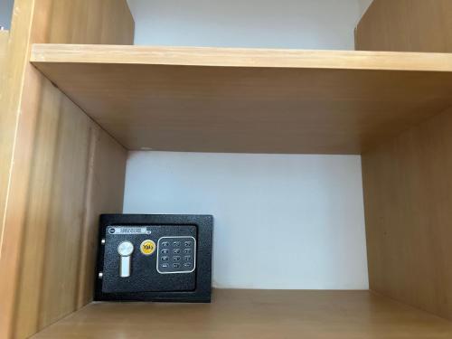 un objet noir est posé à l'intérieur d'une étagère dans l'établissement Playa Boquilla -Condo Hotel Sonnesta Cartagena- Vista hermosa a la Ciénaga piso Alto, à Carthagène des Indes