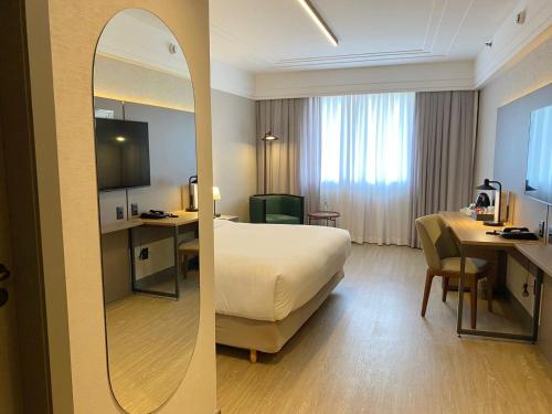 Postel nebo postele na pokoji v ubytování Radisson Alphaville