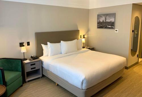 Postel nebo postele na pokoji v ubytování Radisson Alphaville