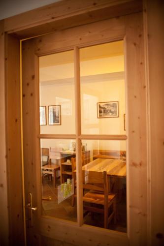 a glass door of a dining room with a table at Agritur Renetta in Tassullo