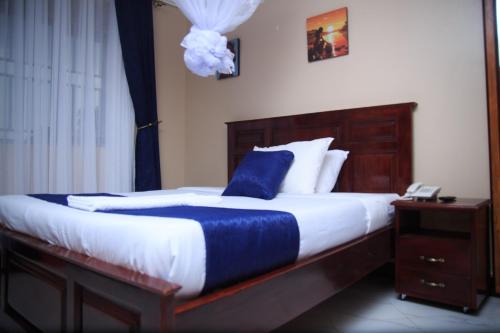 Postel nebo postele na pokoji v ubytování Nesa Resort Kampala