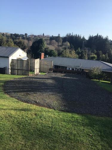 a large yard with a building in the background at Raz & Louises bnb in Otorohanga