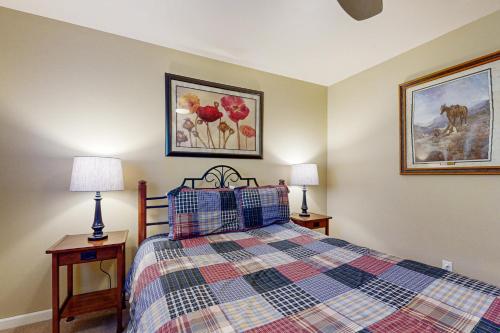 Postel nebo postele na pokoji v ubytování East Vail Getaway