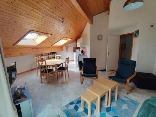 une vue aérienne d'un salon avec une table et des chaises dans l'établissement OursBlanc, à Thollon-les-Mémises