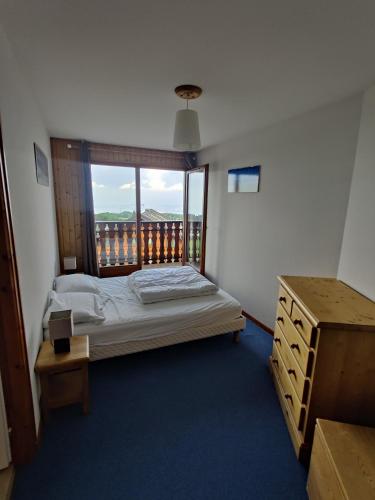 une petite chambre avec un lit et une fenêtre dans l'établissement OursBlanc, à Thollon-les-Mémises