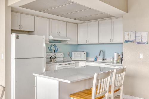 Dapur atau dapur kecil di Sand and Sea Condos