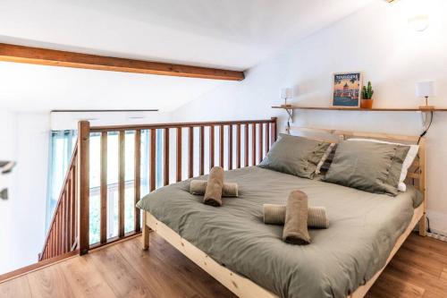 une chambre avec un lit avec deux serviettes dessus dans l'établissement Douce Évasion, à Toulouse