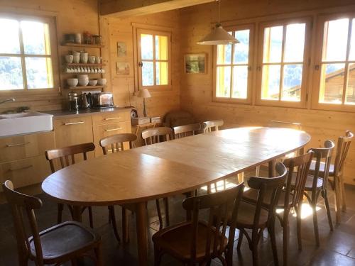 Η κουζίνα ή μικρή κουζίνα στο chalet classé 4 étoiles face aux Aravis plein sud 12 personnes