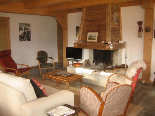 Μια τηλεόραση ή/και κέντρο ψυχαγωγίας στο chalet classé 4 étoiles face aux Aravis plein sud 12 personnes