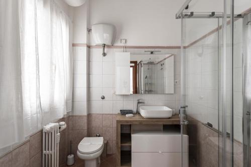 un bagno con un water, un lavandino e uno specchio di Aurelia 386 Vatican House a Roma