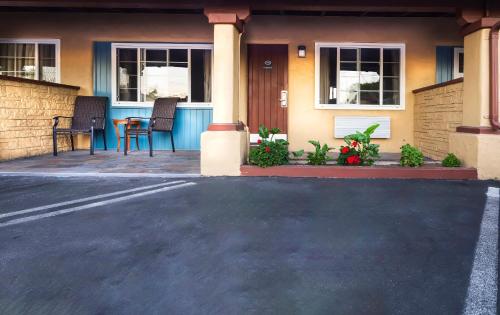 a house with a table and chairs in front of it at Hitching Post Studios Inn in Santa Cruz