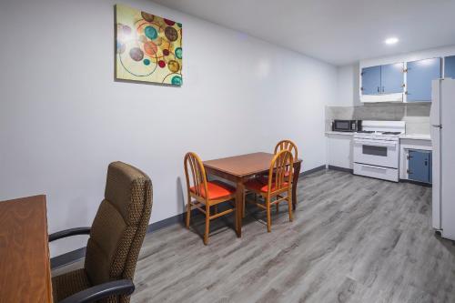 a kitchen with a table and chairs in a room at Hitching Post Studios Inn in Santa Cruz