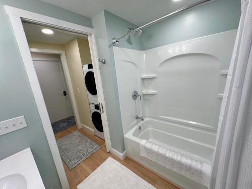 Koupelna v ubytování R8 Luxury Bretton Woods Ski-In Ski-out townhome next to beginner ski area w fast wifi and keyless entry
