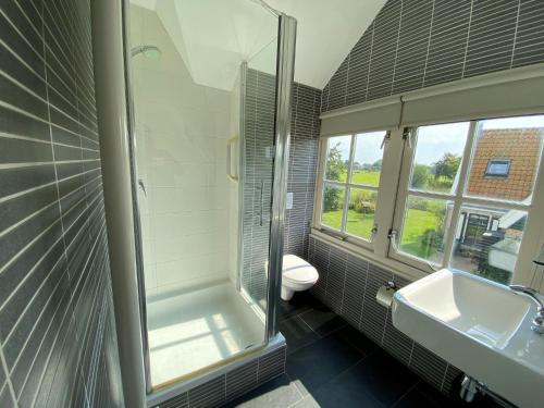 Bilik mandi di Elegant Wieringer Villa