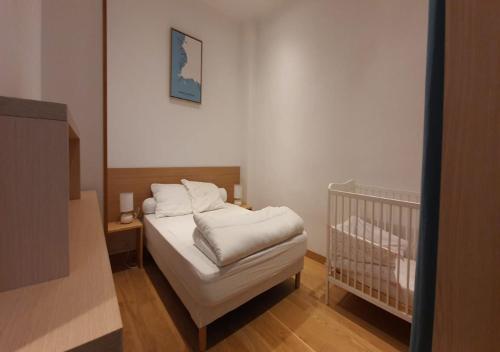 - une petite chambre avec un lit bébé dans l'établissement Appartement cosy et charmant T4, à Marseille