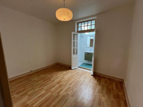 Televisyen dan/atau pusat hiburan di Maison de ville centre de Nérac