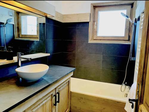 une salle de bain avec un lavabo et une fenêtre dans l'établissement Magnifique appartement au coeur de Megève, à Megève
