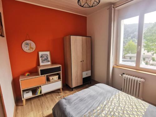 - une chambre avec un lit, une armoire et une fenêtre dans l'établissement Vespa Casa, à Cherbourg en Cotentin