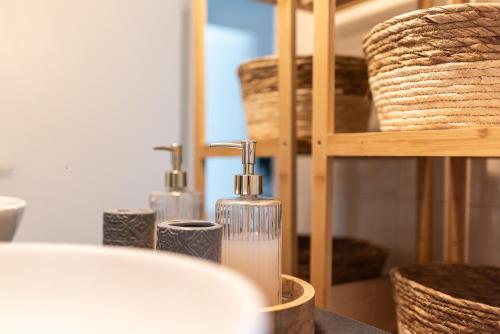 un groupe de distributeurs de savon assis sur une table dans l'établissement Les terrasses illuminées - T3 avec parking gratuit, à Toulouse