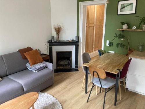 un salon avec un canapé et une table dans l'établissement Joli appartement avec jardin-Parc de la Villette, à Le Pré-Saint-Gervais