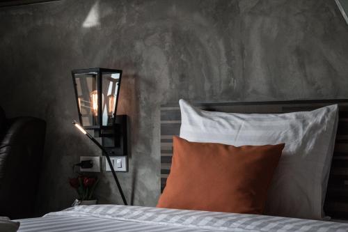 Postel nebo postele na pokoji v ubytování Ray Hotel Buriram