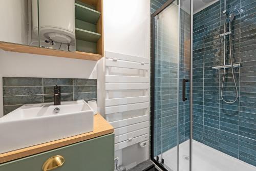 une salle de bain avec un lavabo et une douche dans l'établissement Le verdoyant - studio au coeur de Toulouse, à Toulouse