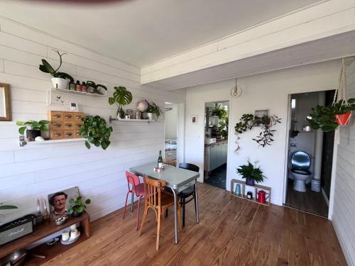 une salle à manger avec une table et des chaises dans l'établissement Appartement lumineux et calme, à Anglet