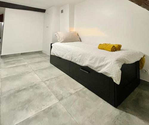 une chambre avec un lit avec une couverture jaune dessus dans l'établissement Apt 5 Dammartin, à Dammartin-en-Goële