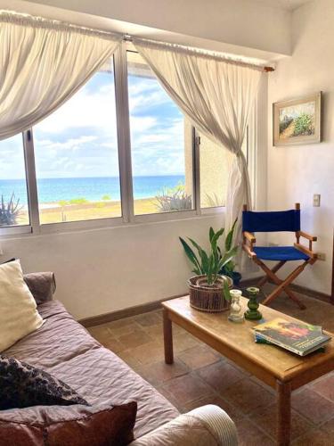 ポルラマルにあるTorremolinos Apartamento estilo Rústico con excelente ubicaciónの海の見えるリビングルーム