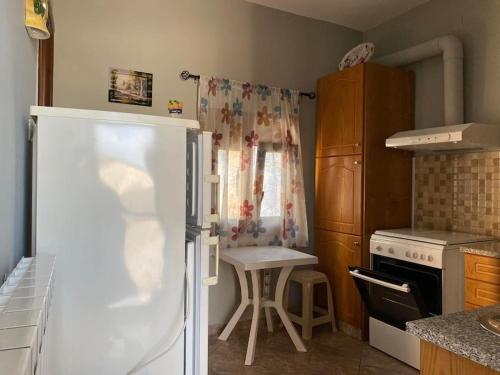 Η κουζίνα ή μικρή κουζίνα στο Aliki's house