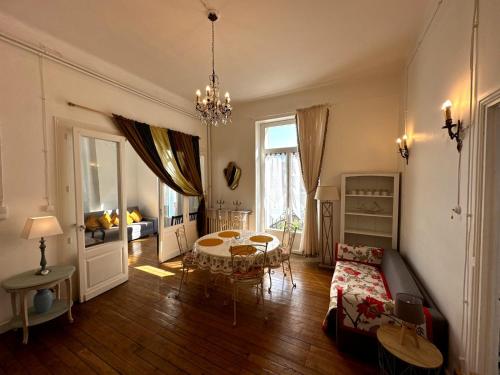 Photo de la galerie de l'établissement Apartment in historical center of Vichy palais Belle Époque ,International, à Vichy