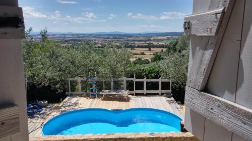 Blick auf den Pool von einem Haus aus in der Unterkunft Casa Vacanza l'Infinito in Torchiagina