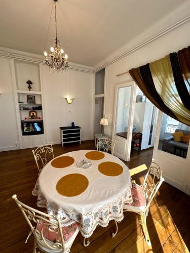 Photo de la galerie de l'établissement Apartment in historical center of Vichy palais Belle Époque ,International, à Vichy