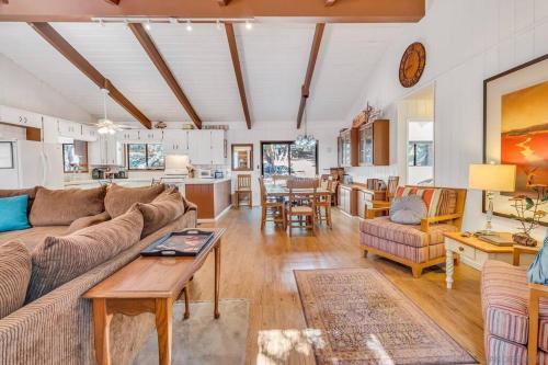 a living room with a couch and a table at Pine Hills Cabin in Julian in Julian