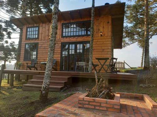 a log cabin in the woods with a fire pit at Cabana Van Gogh in Campo Alegre