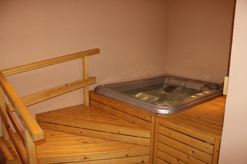 una vasca da bagno posta sopra un pavimento in legno di Hotel Arena a Samokov