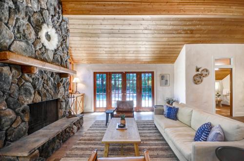 Χώρος καθιστικού στο Craftsman Style Cabin In The Heart Of Sonoma- Includes Wine Tasting Passport